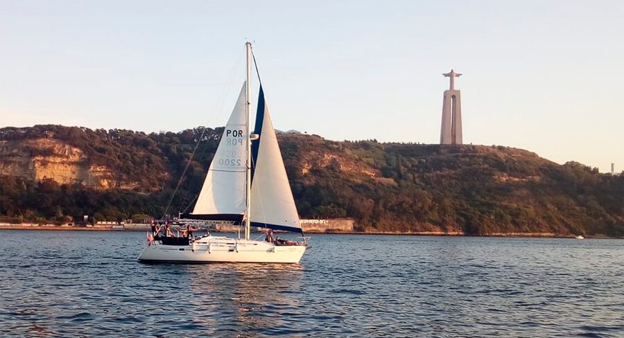 Lisbon: Sailing Tour with Wine and Snacks - Praça do Comércio to Cristo Rei: your river loop’s best framing