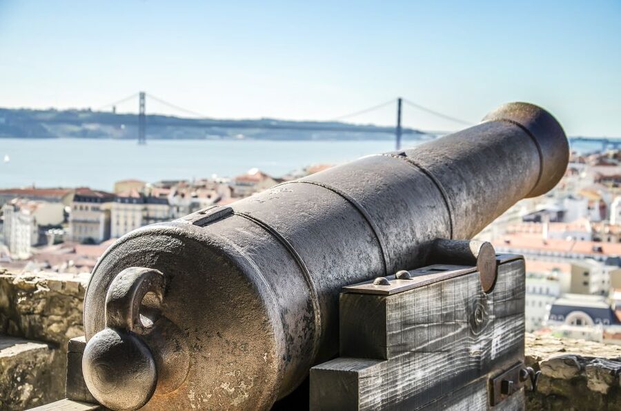 Lisbon: Sao Jorge Castle Skip-the-Line Ticket with Guide - Finding the meeting spot by the red phone booth