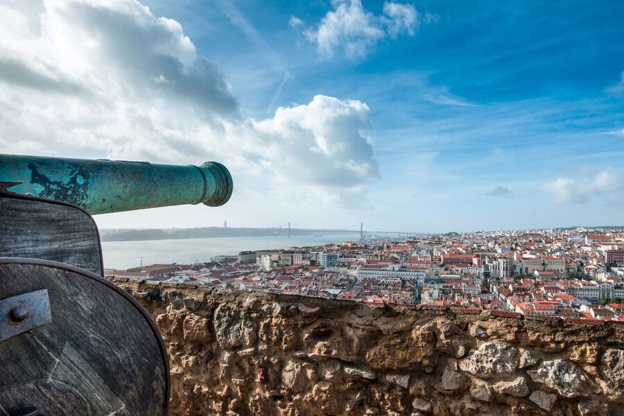 Lisbon: Sao Jorge Castle Skip-the-Line Ticket with Guide - A guided tour that explains Lisbon from the 10th century