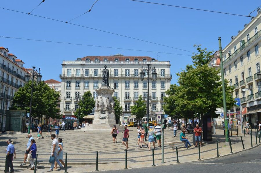 Lisbon: Starter Walking Tour to the highlights in German - Elevador da Bica and the viewpoint break: Lisbon’s uphill reality