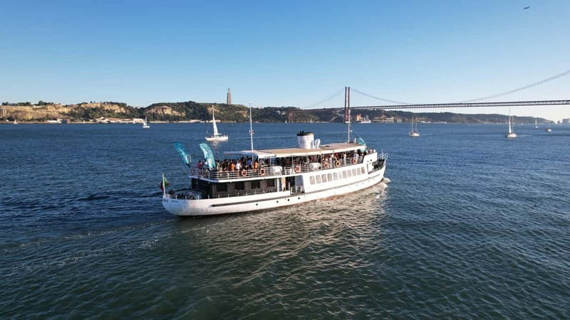 Lisbon: Sunset Boat Tour with Music and Drinks - Getting the Best Angles: From Cais do Sodré Toward Praça do Comércio