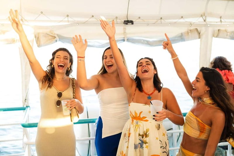 Lisbon: Sunset Boat Tour with Music and Drinks - Drinks and Music: How to Enjoy the Party Without Losing the Sunset