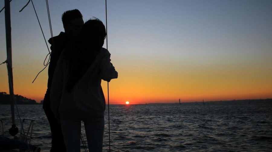 Lisbon: Sunset Cruise with Drinks - São Jorge Castle and Alfama: hills you can actually read
