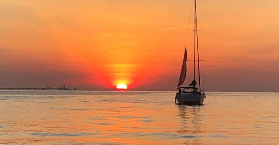Lisbon: Sunset Cruise with Drinks - What you actually get included: drinks, nuts, and the no-food reality