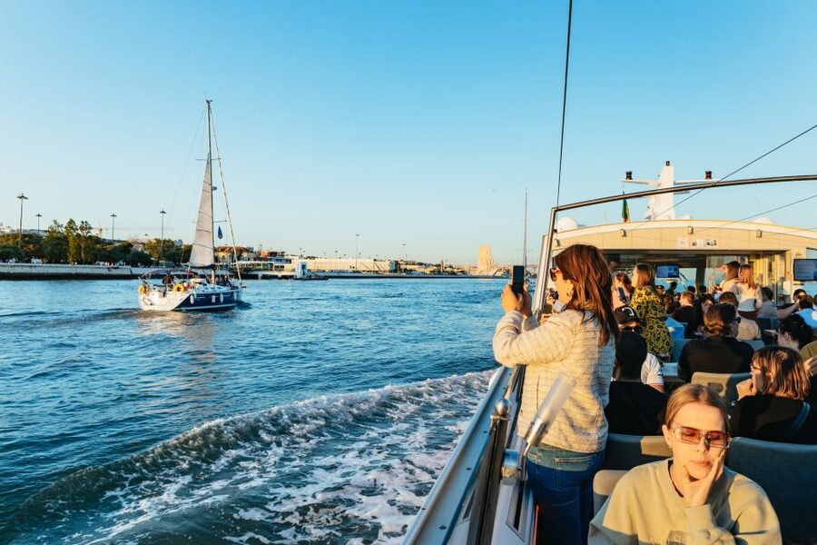 Lisbon: Sunset Cruise with Welcome Drink and Snacks - The 25 de Abril Bridge photo stop, plus the right way to grab the view