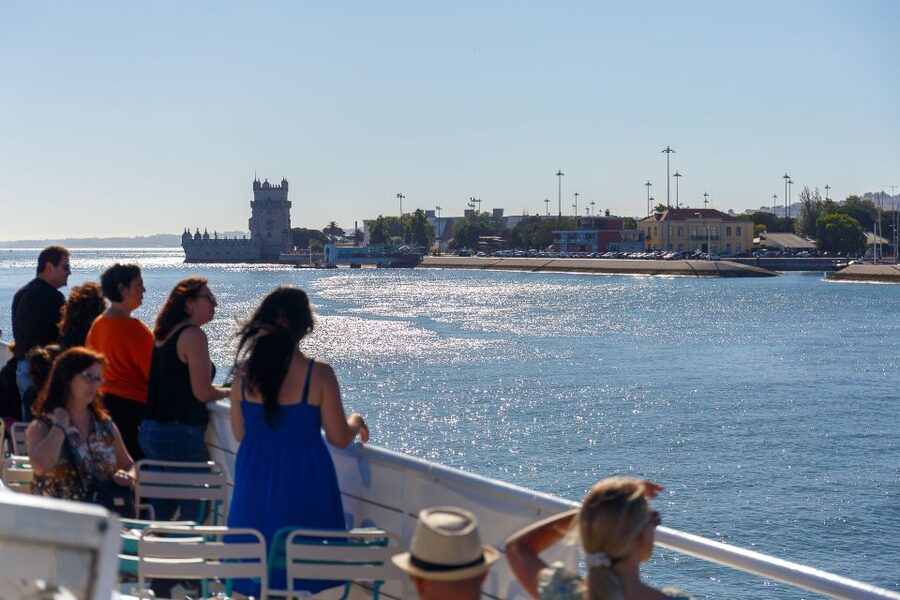 Lisbon: Tagus River Cruise with Welcome Drink - Monument to the Discoveries and Belém Tower, Seen Up Close