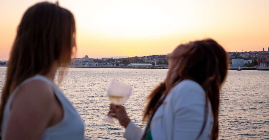 Lisbon: Tagus River Sunset Tour with Snacks and Drink - Key points at a glance