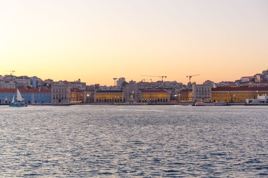 Lisbon: Tagus River Sunset Tour with Snacks and Drink - The 2-hour cruise route: Commerce Square, Alfama, and a smooth evening arc