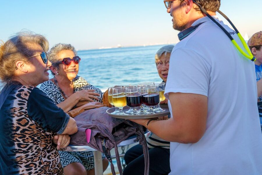 Lisbon: Tagus River Sunset Tour with Snacks and Drink - 25 de Abril Bridge at dusk: the photo moment that justifies the ticket