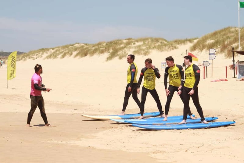 Lisbon: The Surf Instructor - surf lessons with transfer - Praia do Castelo plus transfer, the combo that makes surfing easier
