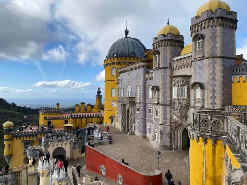 Lisbon to: Sintra, Pena & Regaleira guided 8pax group tour - Sintra Town Photo Stop: A Fast Look at the UNESCO Core
