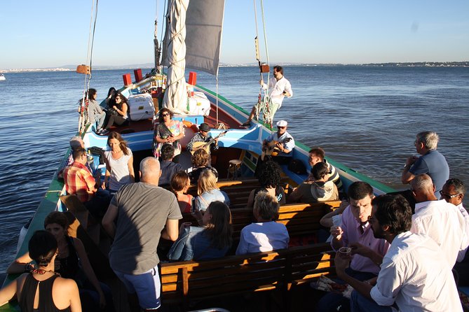 Lisbon Traditional Boats - Guided Sightseeing Cruise - Where You Meet by Estação Ferroviária do Sul e Sueste