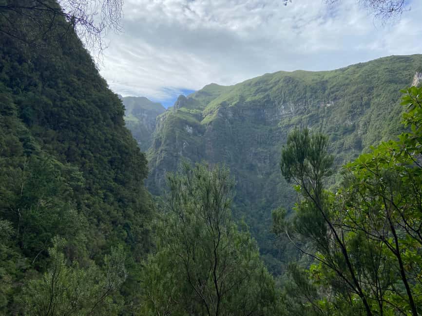 Madeira: PR 9 - Levada do Caldeirão Verde Hike Transfer - What to bring (so you stay comfortable in Madeira rain and tunnel dark)