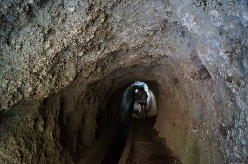 Madeira: Wet your hair in the amazing Levada Nova / Moinhos - Entering the Moinhos Levada: you follow the channel, not the crowd