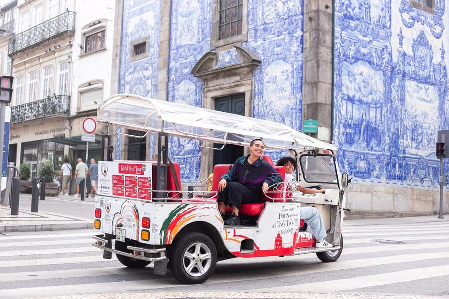 Oporto Tuk-Tuk Tour: Fast, Fun & Flexible - 1H to Full Day! - Starting at Sé Cathedral, then snapping into Porto’s old rhythm
