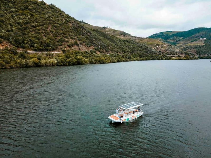 Pinhão: Douro River Solar Boat Tour with Wine Tasting - Wine tasting with Adega de Favaios, how to get the most from it