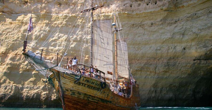 Portimão: Pirate Ship Cave Cruise - The open-water cruise: Rio Arade, Ferragudo, and castle views
