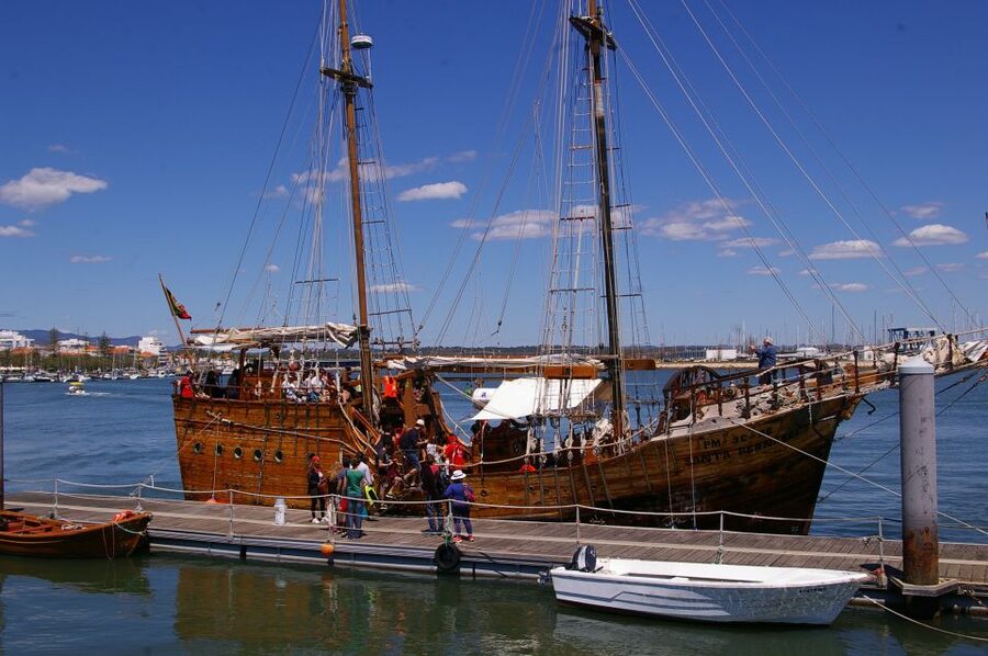 Portimão: Pirate Ship Cave Cruise - Alfanzina lighthouse: the moment the trip changes gears