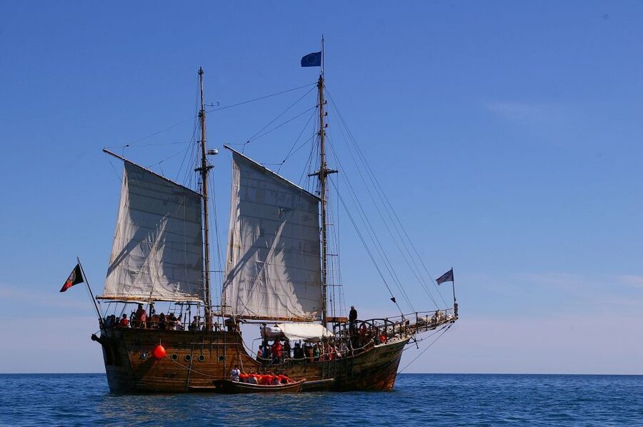 Portimão: Pirate Ship Cave Cruise - Benagil Cave, the cathedral cave effect, and what to look for