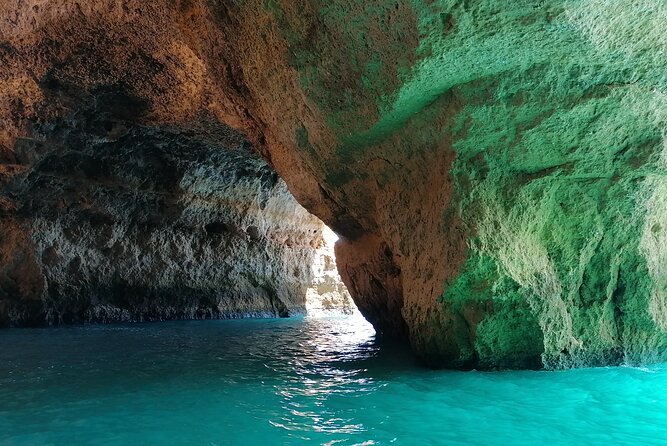Portimão to Benagil: Adrenaline Wave 90 Minutes Cave Tour - Algar de Benagil and the Gruta de Benagil: what to expect in the main show