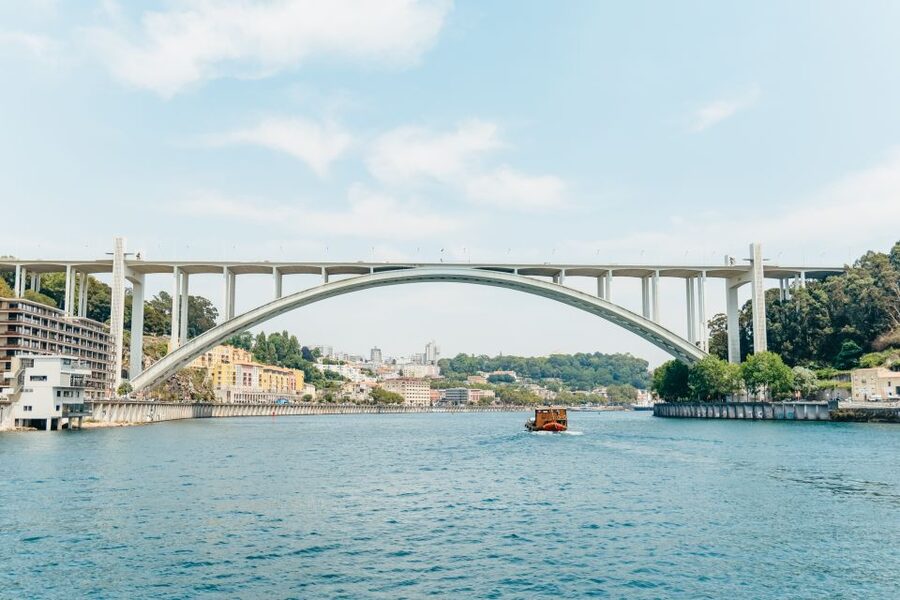 Porto: 6 Bridges Douro River Cruise - Dockside Reality: Getting On at Cais da Estiva Without Stress