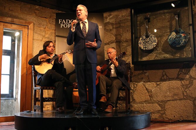 Porto: Cálem Cellar Tour, Live Fado Show and Wine Tasting - Group size and crowding: why 40 travelers matters