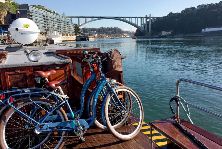 Porto: City Bike Rental - Entering The Ride at Rua Nova da Alfândega: What Pickup Feels Like