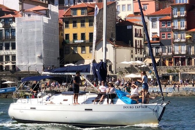 Porto: Cruzeiro privado rio douro até 8 pessoas com wine tasting - Porto and Gaia from the water, not the sidewalk