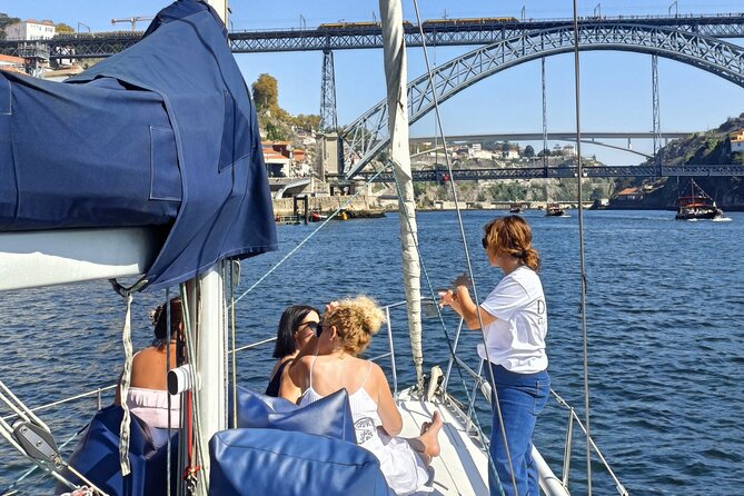 Porto: Cruzeiro privado rio douro até 8 pessoas com wine tasting - Wine tasting on board: port tonic, music, and how the vibe stays relaxed