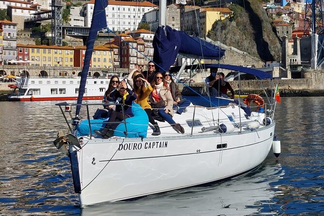 Porto: Cruzeiro privado rio douro até 8 pessoas com wine tasting - Guides and captains: what you gain when the talk matches the view