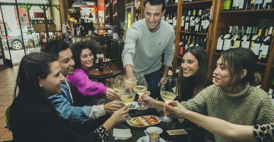 Porto: Evening Local Food Crawl with Drink Pairings - Starting at Monumento aos Mortos da Grande Guerra, then walking into local Porto