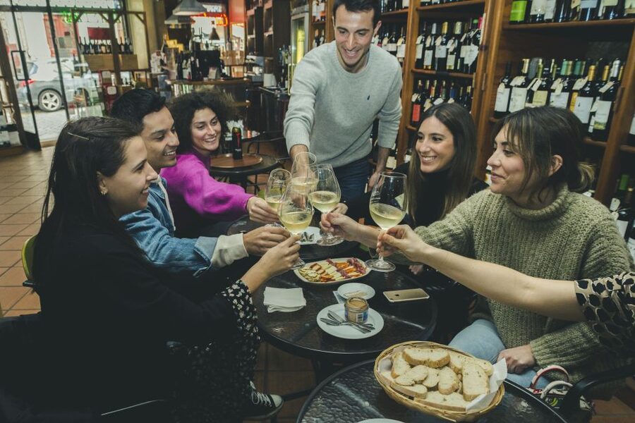 Porto: Evening Local Food Crawl with Drink Pairings - Four venues and 10-12 petiscos: how the evening stays fun (not rushed)