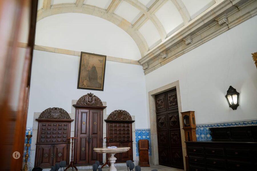 “Porto: Fado Show with Guided Tour in a Historic Monastery” - Timing, meeting point, and getting seated smoothly