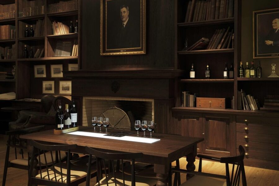 Porto: Graham's Port Lodge Tour & Vintage Room Wine Tasting - Finding Graham’s Port Lodge reception and settling in