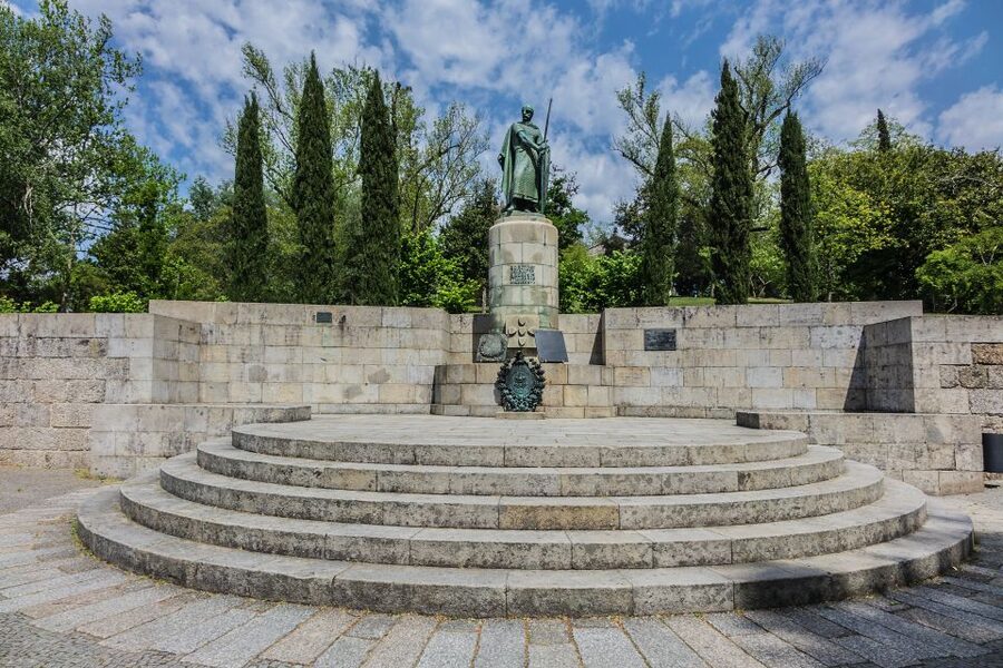 Porto: Guimarães & Braga Tour with Entry Tickets and Lunch - Braga Cathedral: A Guided Visit That Speeds Up the Understanding