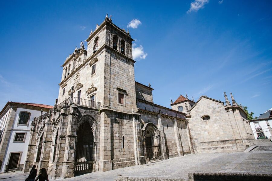 Porto: Guimarães & Braga Tour with Entry Tickets and Lunch - Lunch in Braga with Vinho Verde: Good Food, Real Energy Management