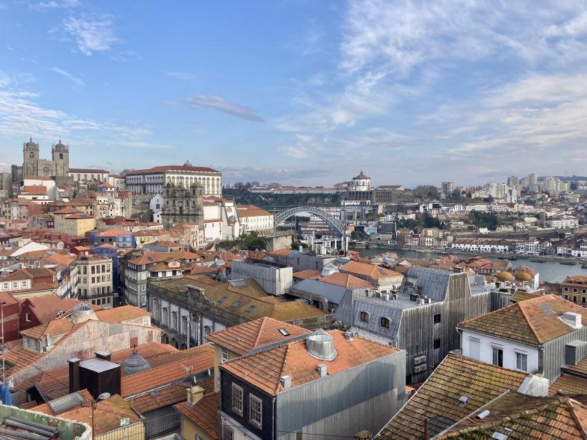 Porto: Highlights & hidden gems Walk - max 10 - Rua das Flores and the tight streets that change your pace