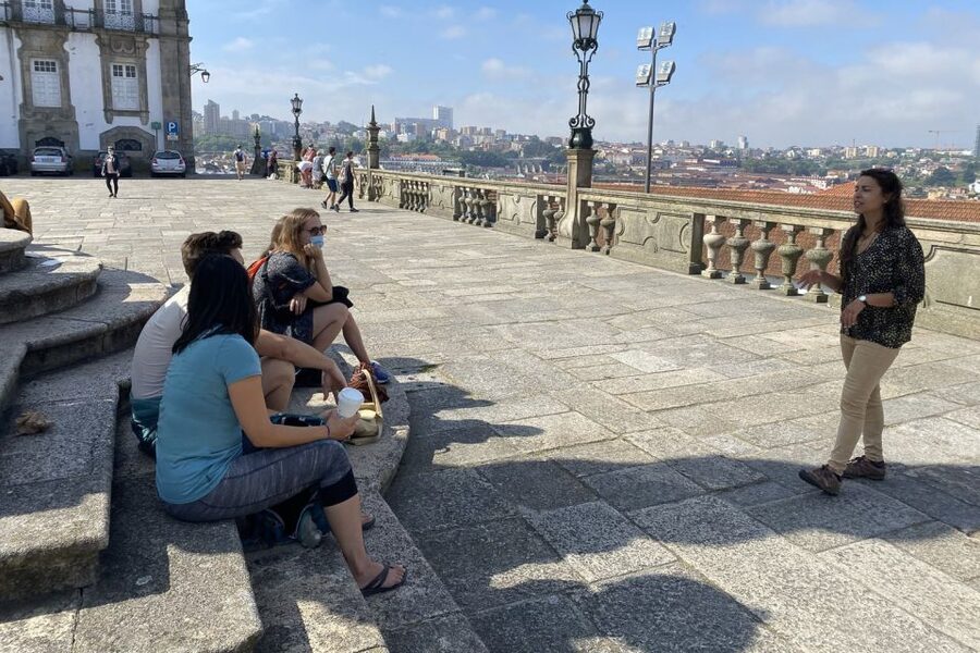 Porto: Historical Center Walking Tour - Wine toast, bread and olive oil, and the Virtudes Gardens picnic option
