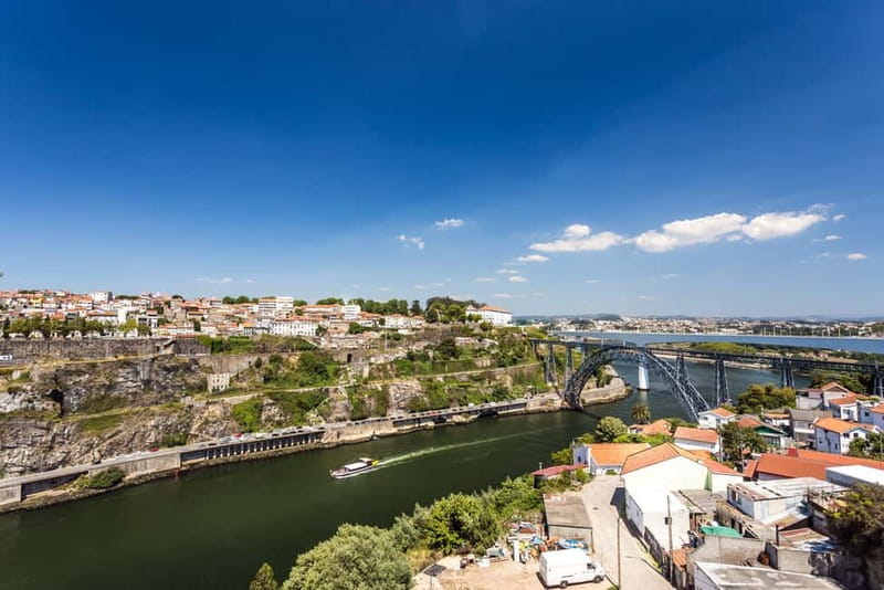 Porto: Magic Train Tour and Port Wine Cellar with Tastings - Comfort and audio on board: what to watch for