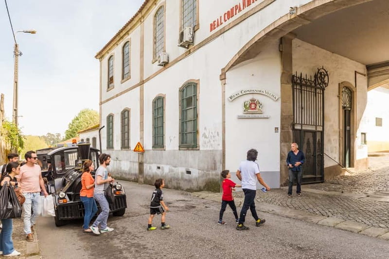 Porto: Magic Train Tour and Port Wine Cellar with Tastings - Starting at Sé Catedral, the smart way to get oriented