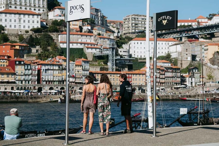 Porto: Private Tour to the Historic Center in a Classic Car - Guides, pacing, and how to get the most from the time window