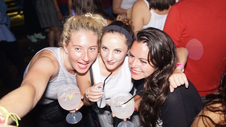 Porto: Pub Crawl with 6 Drinks and VIP Club Entry - Quick hits before you go