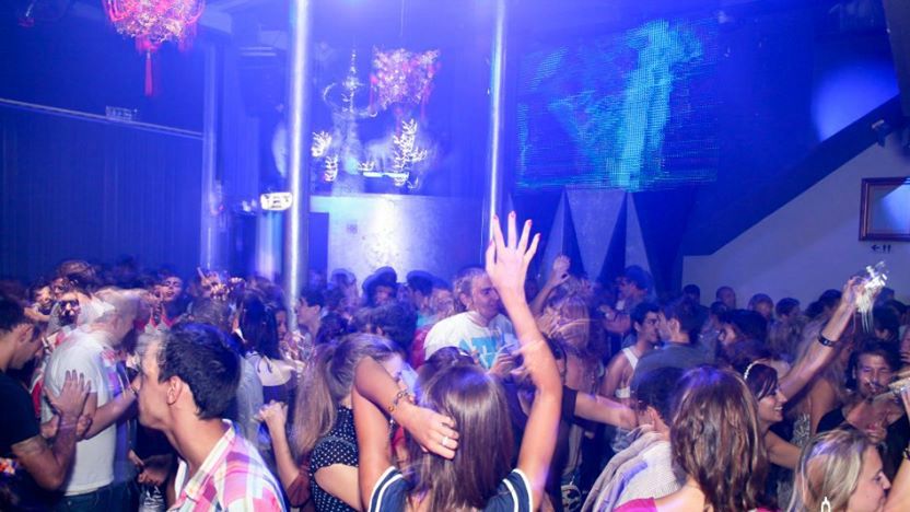 Porto: Pub Crawl with 6 Drinks and VIP Club Entry - Guides Who Actually Work the Room (and Bring the Energy)