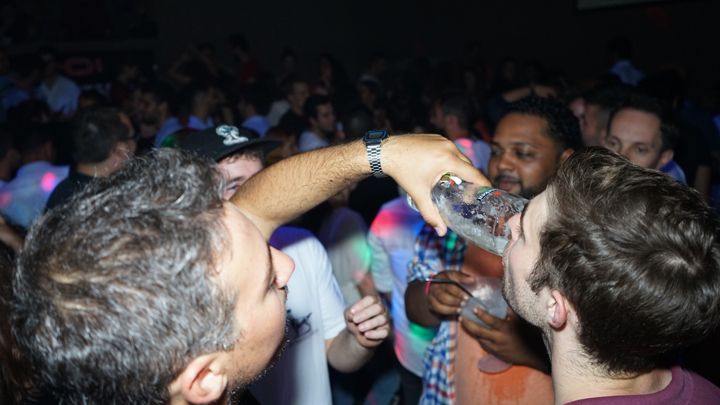 Porto: Pub Crawl with 6 Drinks and VIP Club Entry - Should You Book This Porto Pub Crawl?