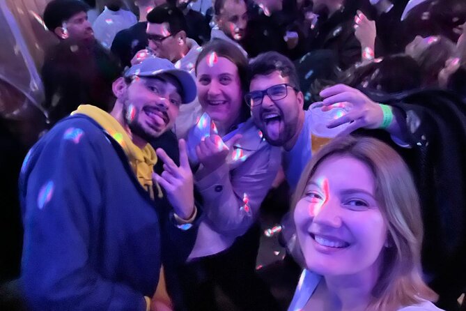 Porto Pubcrawl: 5h,7 Drinks,4 bars &Skip the line Club Entry - Rua de Cândido dos Reis: Skip-the-Line VIP Entry and Time to Stay Until 6:00 am