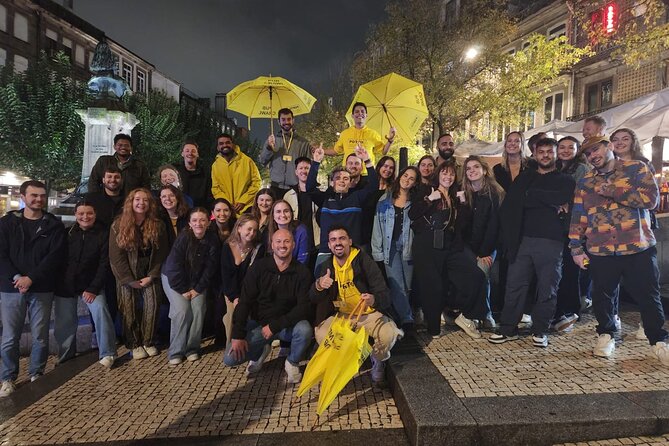 Porto Pubcrawl: 5h,7 Drinks,4 bars &Skip the line Club Entry - The Meeting Point at Fonte dos Leões: Quick Start, Clear Faces in Yellow