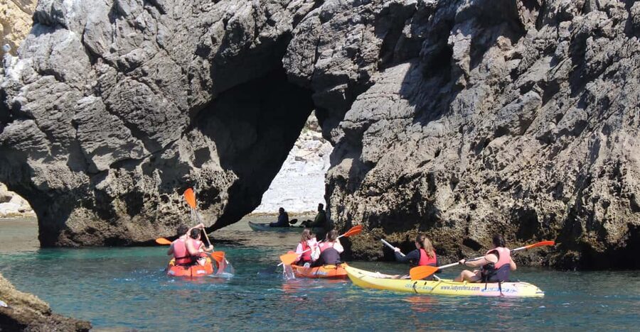 Sesimbra: Ribeiro Cavalo Beach, Caves, & Arrábida Kayak Tour - Safety briefing and pacing: how the guide keeps you together