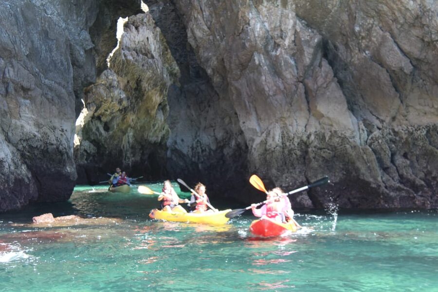 Sesimbra: Ribeiro Cavalo Beach, Caves, & Arrábida Kayak Tour - The return paddle: wind and fog, and how it changes the feel