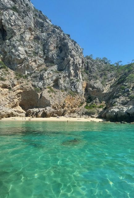 Sesimbra: Secret Bays and Beaches Boat Tour with Snorkeling - Praia da Cova: The First 30 Minutes to Orient You to the Coast