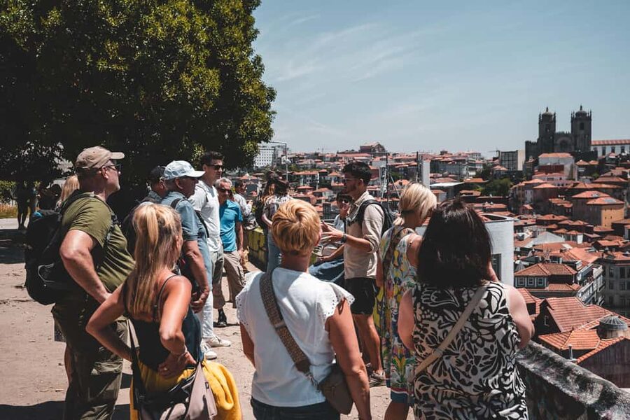 Stadtführung durch das Zentrum von Porto auf Deutsch - Palacio da Bolsa and the market area: Eleganz am Weg zu Ribeira